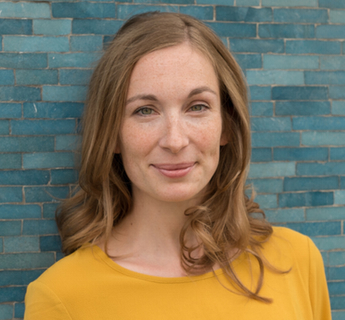 ein Foto der Autorin Teresa Hochmuth